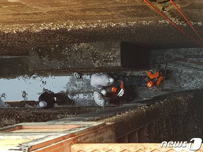 2020년6월3일 오전 8시18분께 인천시 중구 인천항 갑문 시설물 20m 아래로 A씨(46·남)가 추락했다는 신고가 119로 접수돼 신고를 받고 출동한 소방대원들이 구조작업을 벌이고 있다.(인천 중부구조대 제공)2020.6.3/뉴스1 ⓒ News1 박아론 기자