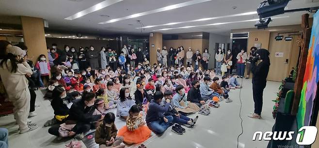 지난 해 용인시가 힐숲도서관에서 진행한 공연을 관람하고 있는 어린이들 모습.(용인시 제공)
