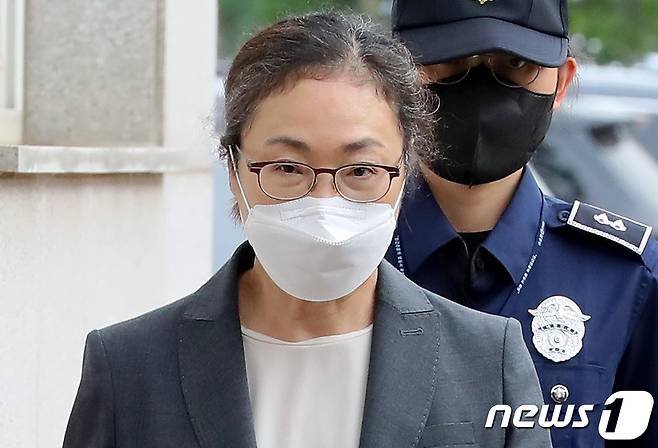 이태원 참사 부실대응 혐의로 구속 기소된 박희영 용산구청장이 7일 서울 구로구 서울남부구치소에서 보석으로 석방돼 나오고 있다. 서울서부지법 형사합의11부는 박 구청장과 최원준 전 용산구청 안전재난 과장의 보석 청구를 인용했다. 2023.6.7/뉴스1 ⓒ News1 장수영 기자