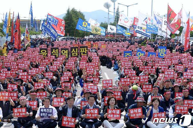 7일 오후 전남 광양시 금호동 포스코 농성장 앞에서 열린 '노동탄압 분쇄! 경찰폭력만행 규탄! 한국노총 긴급 투쟁결의대회'에서 한국노총 노조원들이 정부를 규탄하고 있다. 2023.6.7/뉴스1 ⓒ News1 이승현 기자