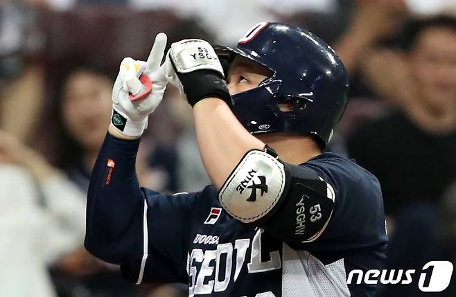 16일 오후 서울 구로구 고척돔에서 열린 프로야구 '2023 신한은행 SOL KBO리그' 두산베어스와 키움히어로즈의 경기에서 4회초 두산 공격 주자 1루 상황 양석환이 투런 홈런을 치고 베이스를 돌고 있다. 2023.5.16/뉴스1 ⓒ News1 이승배 기자