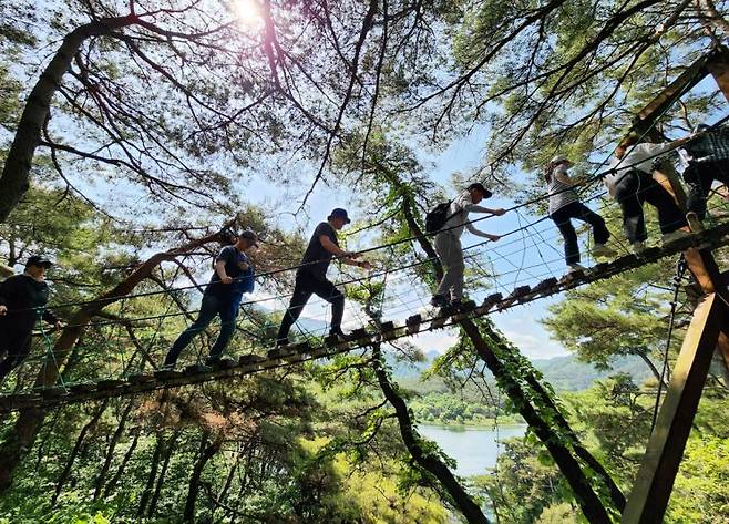 산막이옛길에 조성된 출렁다리. 사진=조용준 여행전문기자