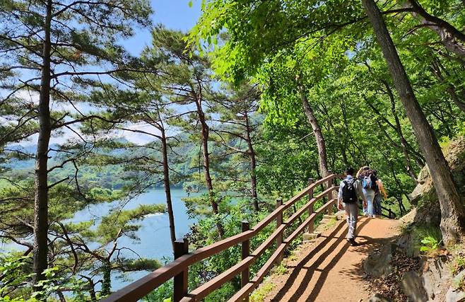 괴산호를 끼고 유유자적 걸을 수 있는 산막이옛길. 사진=조용준 여행전문기자