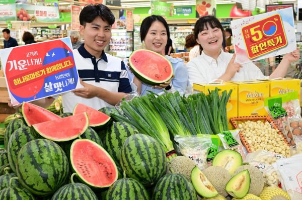 7일 경기 고양시 일산서구 농협 하나로마트 고양점에서 모델들이 '고객이 기운나게! 농업인이 살맛나게!' 행사를 알리고 있다[사진제공=농협유통].