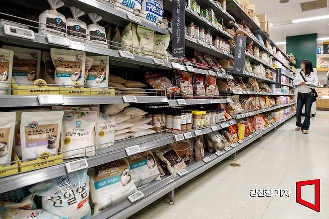 일본 원전 오염수 방류 계획에 따라 천일염에 대한 관심이 급등하며 사재기 움직임이 나타나고 있는 7일 서울 한 대형마트에서 소금을 판매하고 있다. 사진=강진형 기자aymsdream@