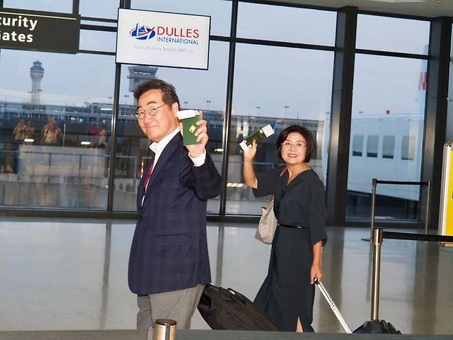 이낙연 더불어민주당 전 대표가 3일(현지시간) 워싱턴DC 인근 덜레스 공항에서 출국 비행편에 탑승하기 전 손을 흔들고 있다.(워싱턴 공동취재단) ⓒ뉴시스