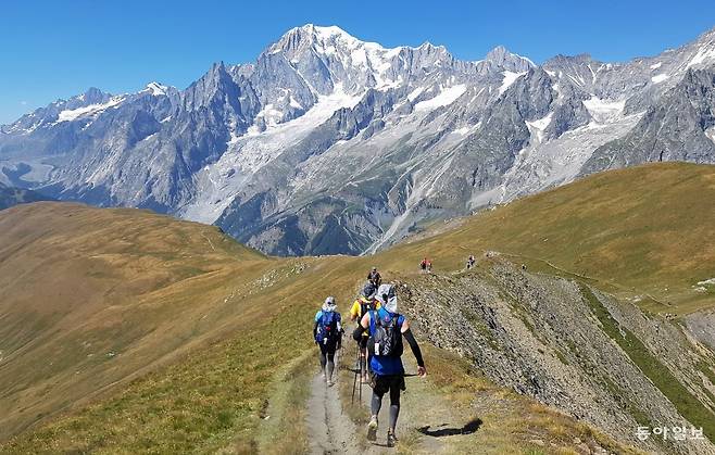 유럽 몽블랑 주변을 레이스 코스로 하는 UTMB는 세계에서 가장 권위있는 트레일러닝 대회로 성장하면서 트레일러닝 열풍을 선도하고 있다. 임재영 기자 jy788@donga.com