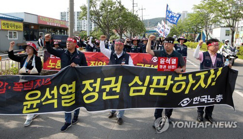 지난 7일 오후 전남 광양시에서 열린 한국노총 긴급 투쟁결의대회에서 조합원들이 광양경찰서를 향해 가두행진을 하고 있다. 연합뉴스