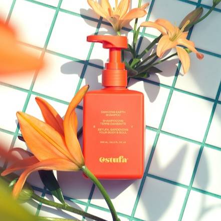 에스투파 댄싱어스 비건 샴푸 - 오렌지, 바이올렛, 베티버, 머스크를 조합해 시트러스, 플로럴, 아로마틱 향을 동시에 느낄 수 있다. 특허 성분 별꽃추출물과 보습 성분 펜타비틴 함유. 300mL 2만 6천 원.