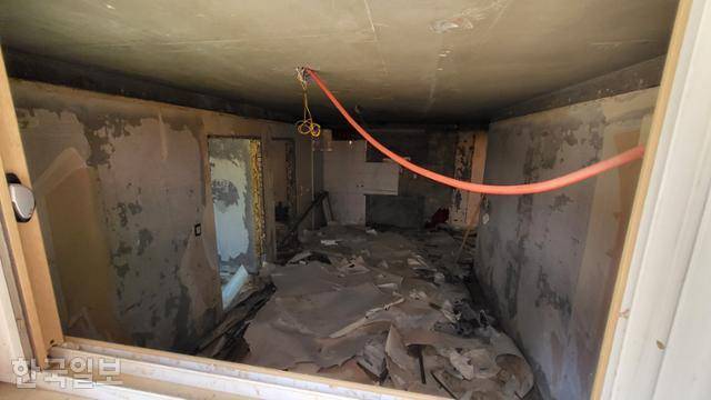 지난해 8월 폭우로 침수돼 일가족 3명이 갇혀 숨진 서울 관악구 신림동의 반지하 집이 폐가 상태로 방치돼 있다. 나광현 기자