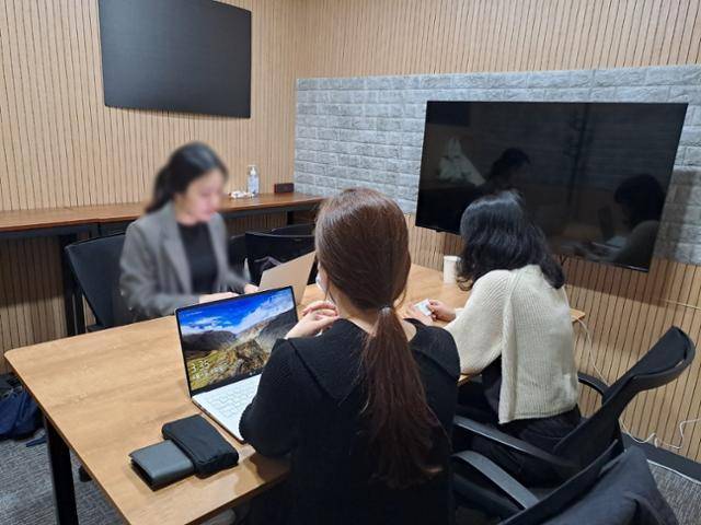 '김태현 노원 세 모녀 살인사건' 피해자의 사촌언니 A씨와 지인 B씨가 지난달 한국일보와 인터뷰를 하고 있다. 박준규 기자