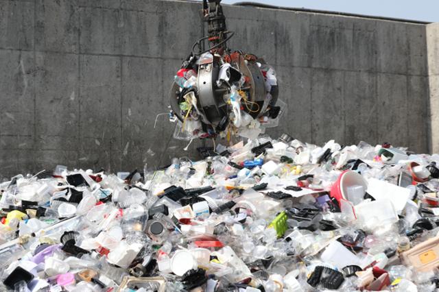 지난달 21일 오후 경기도의 한 재활용처리센터에 쓰레기들이 쌓여 있다. 뉴스1