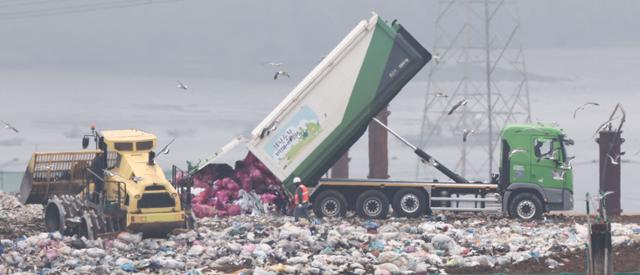 지난달 20일 인천의 한 생활폐기물 처리시설에서 생활쓰레기 매립 작업이 진행되고 있다. 인천=연합뉴스