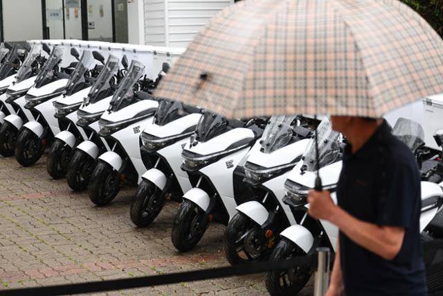 배달의민족 라이더들이 배달료 인상을 요구하며 파업한 지난달 27일 서울 강남구 우아한청년들 자회사 '딜리버리N'에 배달 오토바이들이 세워져 있다. 연합뉴스