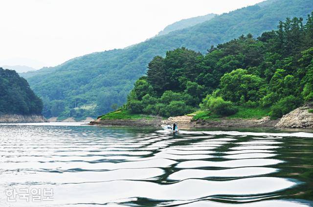 모터보트가 이동하면 잔잔한 수면에 비단 물결이 일렁인다.