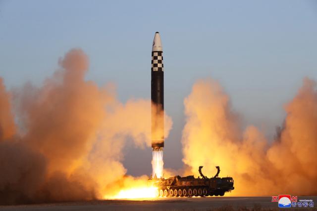 북한이 대륙간탄도미사일 '화성포-17형'을 발사하며 무력 도발을 하는 모습. 평양 조선중앙통신=연합뉴스