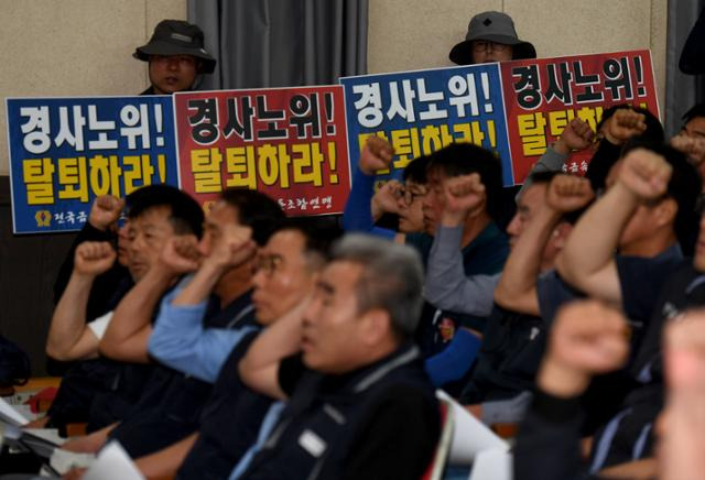 한국노총 집행위원들이 7일 오후 전남 광양시 중동 한국노총 전남 광양지역지부 회의실에서 열린 제100차 긴급 중앙집행위원회를 앞두고 구호를 외치고 있다. 광양=뉴시스