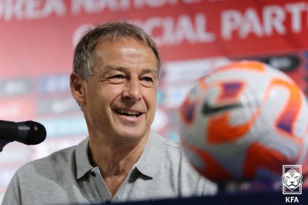 위르겐 클린스만 감독이 5일 서울 종로구 축구회관에서 열린 6월 A대표팀 명단발표 기자회견에 참석해 취재진 질문에 답하고 있다. 사진=대한축구협회