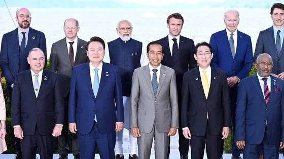 G7 의장국인 일본 초청에 따른 참관국(옵서버) 자격으로 G7 정상회의에 참석한 윤석열 대통령이 5월20일 일본 히로시마 그랜드 프린스 호텔에서 주요 7개국 정상 등과 기념촬영을 하고 있다. 뉴스1