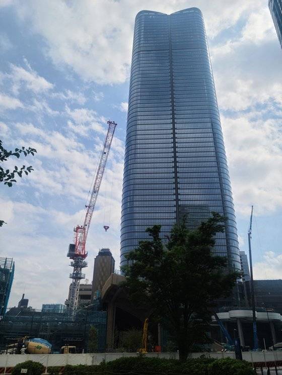 지난 1일 도쿄 미나토구에서 '아자부다이 힐스' 막바지 공사가 진행 중이다. 이영희 특파원