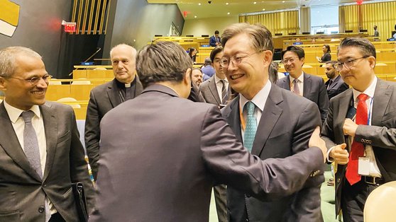 한국은 지난 6일(현지시간) 미국 뉴욕 유엔본부에서 열린 총회 투표를 통해 2023년부터 2년 임기의 안보리 비상임이사국에 선출됐다. 사진은 비상임이사국 선출 직후 축하를 받는 황준국 주유엔 대사. 연합뉴스