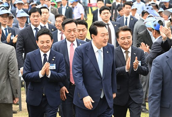 윤석열 대통령이 7일 충북 청주시 청원구 문화제조창 중앙광장에서 열린 '평택-오송 고속철도 2복선화 착공 기념식'에 참석하기 위해 행사장으로 입장하고 있다. 대통령실사진기자단