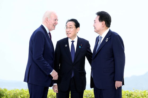 윤석열 대통령이 지난달 21일 히로시마 G7 정상회의장인 그랜드프린스호텔에서 조 바이든 미국 대통령, 기시다 후미오 일본 총리와 한미일 정상회담을 하고 있다. 뉴시스