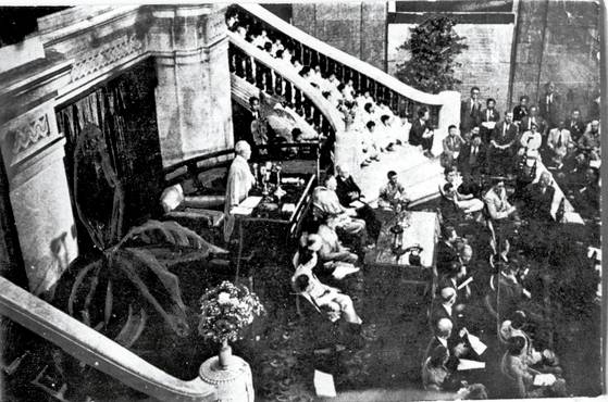 제헌국회에서 연설 하는 이승만 대통령. 제헌 국회가 1949년 6월 제정한 농지개혁법은 자유민주주의 구축, 자영농 탄생과 산업화로 이어졌다.