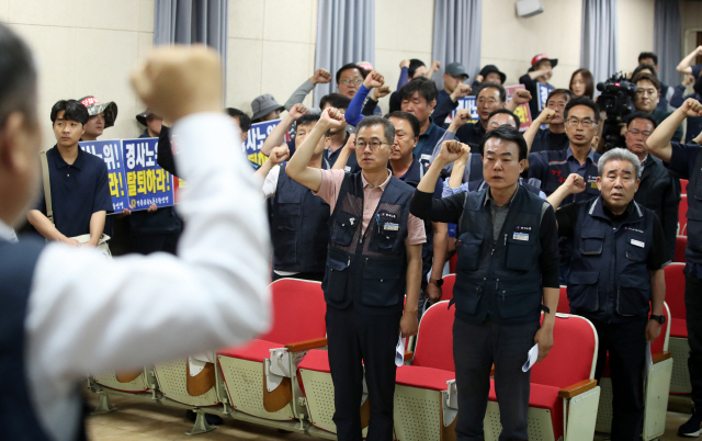 ▲ 7일 오후 전남 광양시 중동 한국노총 전남 광양지역지부 회의실에서 한국노총 김동명 위원장과 참석 위원들이 한국경제사회노동위원회(경사노위) 불참ㆍ탈퇴 여부를 논의하는 긴급 중앙집행위원회를 열고 있다. 연합뉴스