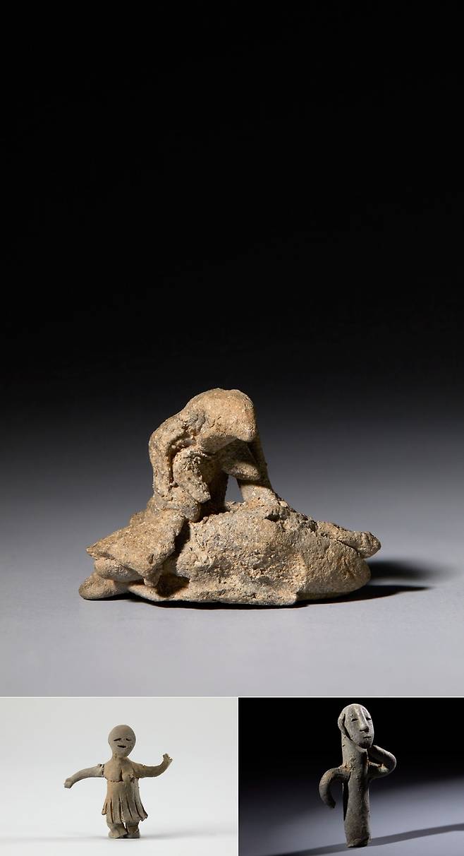 죽음의 순간을 지키며 죽은 자를 애도하는 모습의 토우(위)와 춤추는 남녀 토우들. 중앙박물관 제공