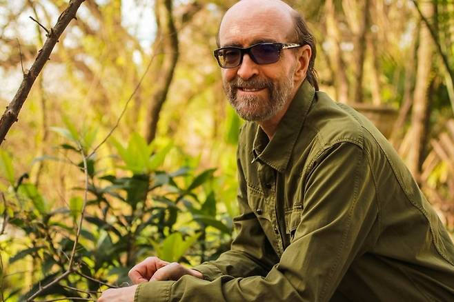 미국의 뉴에이지 피아니스트 조지 윈스턴이 지난 6일 세상을 떠났다. 조지 윈스턴 공식 트위터 갈무리