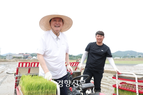 윤석열 대통령이 7일 충남 부여군 임천면의 ‘꿈에영농조합법인’ 모내기 현장을 방문, 농민과 함께 이앙기에 올라 밝게 웃고 있다. 대통령실 제공