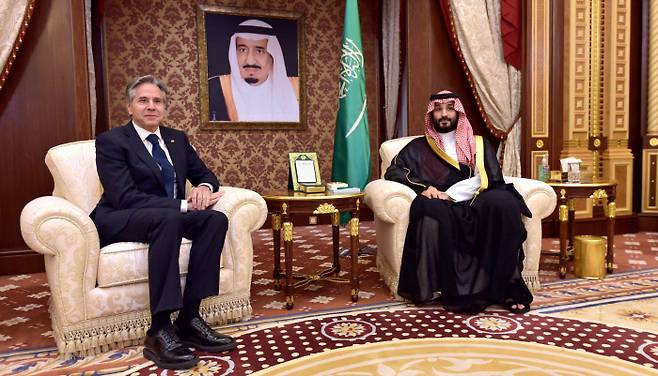 사우디아라비아를 방문한 토니 블링컨 미국 국무장관(왼쪽)이 7일 제다에서 무함마드 빈살만 사우디 왕세자와 회담하기 위해 앉아 있다. AFP연합뉴스