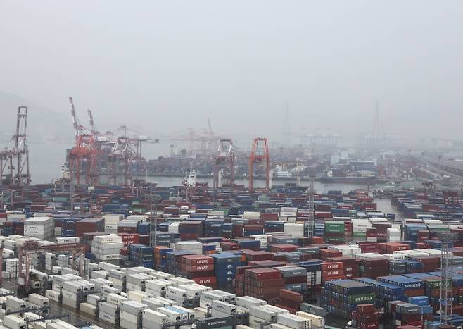 1일 오전 부산항 일대가 안개로 말미암아 뿌연 모습을 보이고 있다. 산업통상자원부는 이날 5월 통관기준 수출이 전년 동월보다 15.2% 줄어든 522억4천만달러로 집계됐다고 밝혔다. 수입은 14.0% 줄어든 543억4천만달러였고 무역수지는 21억달러 적자로 15개월 연속 적자였다. 연합뉴스
