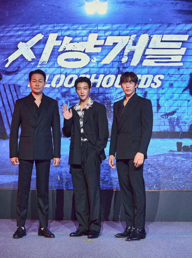 From left: Actors Park Sung-woong, Woo Do-hwan and Lee Sang-yi of "Bloodhounds" pose for a photo during a press conference held in Seoul, Wednesday. (Netflix)