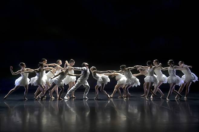 Angelin Preljocaj's "Swan Lake" (LG Arts Center)