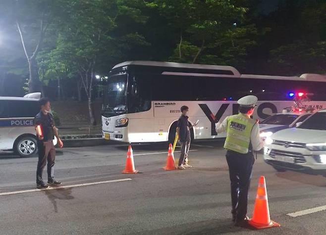 수원시 관계자가 경찰과 함께 체납차량을 단속하고 있다.