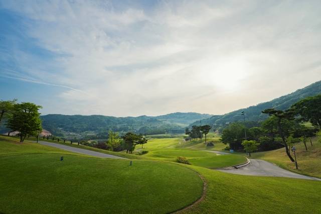 수려한 산세에 둘러 쌓여 있어 풍광도 빼어나다는 평가다. 골프존카운티
