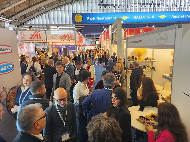 지난달 23일 네덜란드에서 열린 PLMA 박람회가 유통기업과 제조업체 관계자들로 북적이고 있다. 암스테르담 홍성용 기자