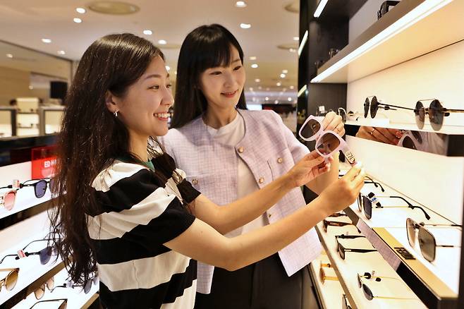 서울 중구 소동공 롯데백화점 본점 지하 1층 선글라스 매장.