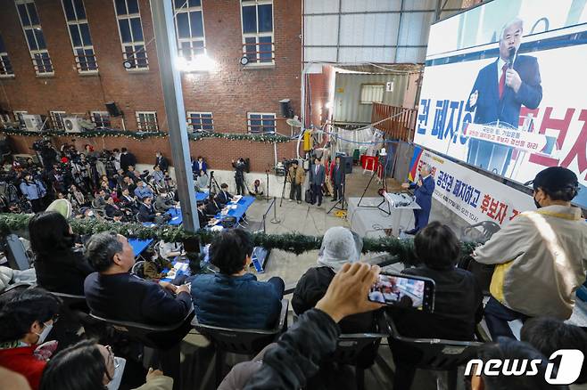 (서울=뉴스1) 김도우 기자 = 전광훈 사랑제일교회 목사가 17일 오전 서울 성북구 사랑제일교회에서 열린 '국민의힘, 공천권 폐지하고 후보자 경선을 하라' 기자회견에서 발언하고 있다. 2023.4.17/뉴스1  Copyright (C) 뉴스1. All rights reserved. 무단 전재 및 재배포 금지.