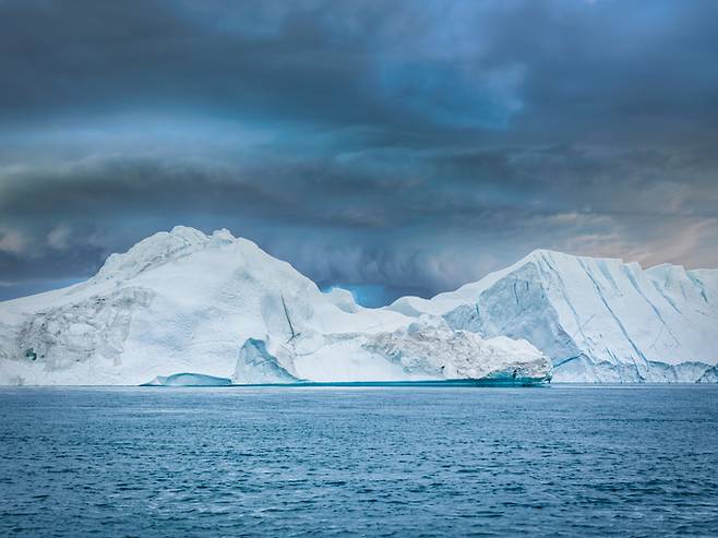 국내 연구진이 온실가스 배출량이 현 추세대로 계속될 경우 북극 해빙은 2030년대 소멸을 시작하고 2050년대 완전히 사라진다는 분석을 내놨다. / 사진=게티이미지뱅크