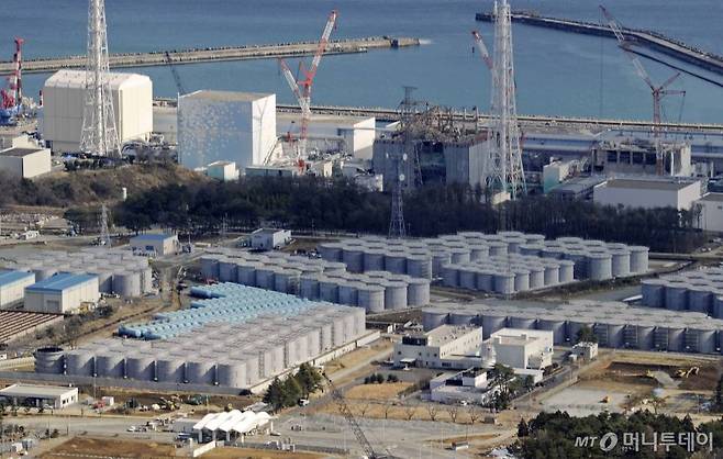 2014년 2월 10일 후쿠시마(福島) 제1원전 원자로 주변에 오염수를 보관하는 원통형의 탱크들이 즐비하게 세워져 있는 모습. /사진=뉴시스