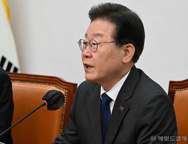 이재명 더불어민주당 당대표가 7일 서울 영등포구 여의도 국회의사당 본청에서 열린 더불어민주당 최고위원회의에 참석해 발언하고 있다. 임세준 기자