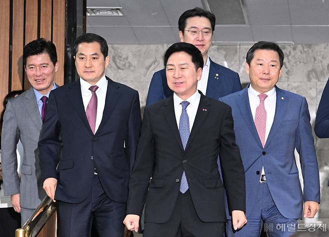 국민의힘 확대당직자회의가 7일 서울 영등포구 여의도 국회의사당 본청에서 열린 가운데 김기현 당대표를 비롯한 지도부가 입장하고 있다. 임세준 기자