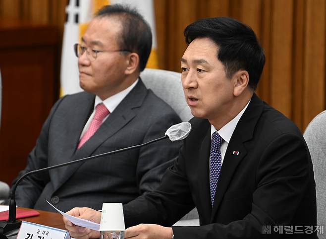 김기현 국민의힘 당대표가 7일 서울 영등포구 여의도 국회의사당 본청에서 열린 국민의힘 확대당직자회의에 참석해 발언하고 있다. 임세준 기자