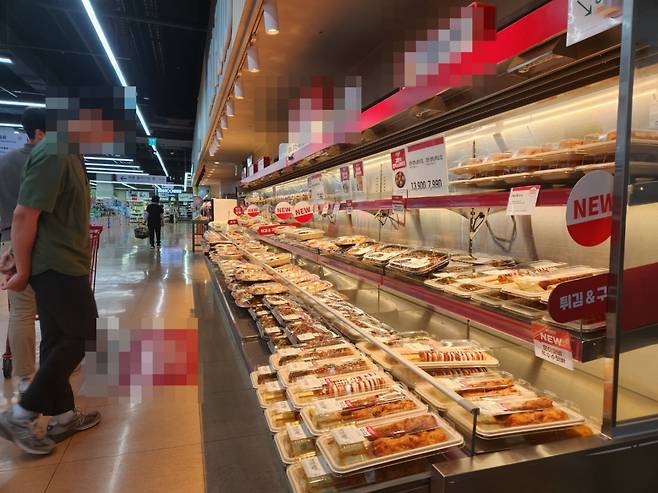 개방형 냉장고에 문을 설치하기 전인 서울 시내 한 대형마트. 고재우 기자