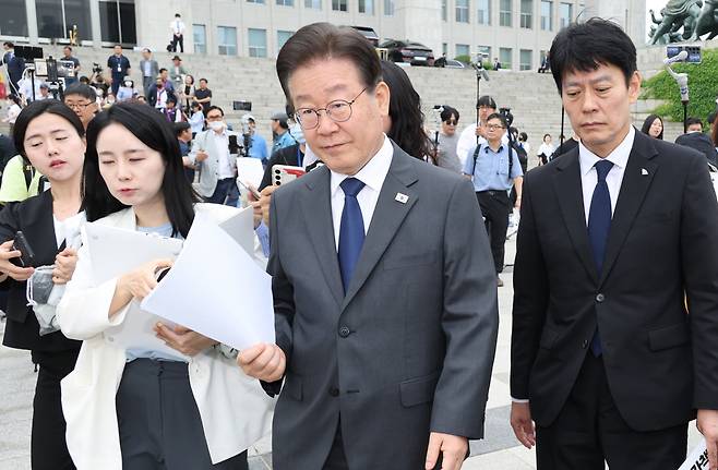 이재명 더불어민주당 대표가 7일 국회 앞에서 이태원참사 진상규명 특별법 제정 촉구 유가족 농성 시작 기자회견 후 이동하고 있다. [연합]