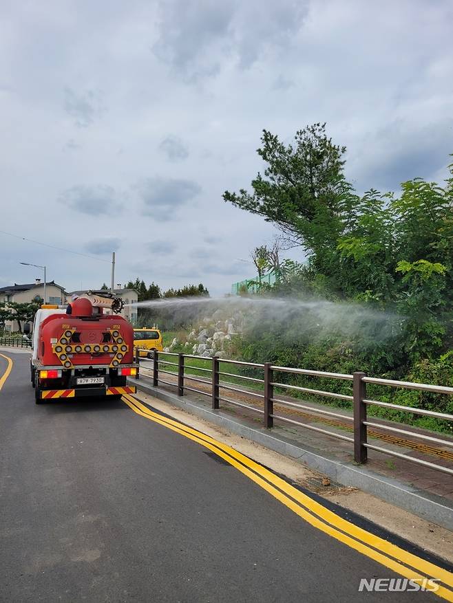 [평택=뉴시스] 생활권 수목 병해충 방제 '찾아가는 방제단' 모습 (사진 = 평택시 제공)