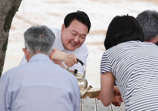 [서울=뉴시스] 윤석열 대통령이 7일 충남 부여군 임천면 꿈에영농조합법인을 방문해 모내기를 마친 뒤 주민들과 새참을 먹고 있다. (사진=대통령실 제공) 2023.06.07. photo@newsis.com *재판매 및 DB 금지